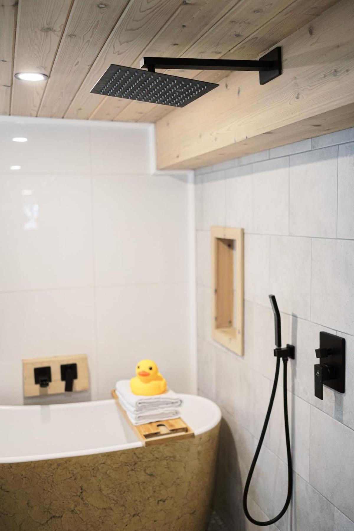 Oasis In Toronto's Heart + Parking! Apartment Toronto